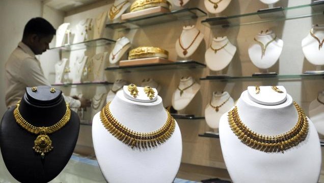 Gold prices gained by Rs. 170 to Rs. 32,570 per ten gram