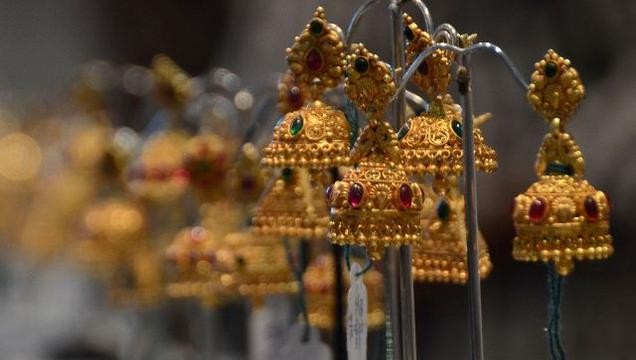 Gold prices fell by Rs. 120 to Rs. 31,500 per ten grams