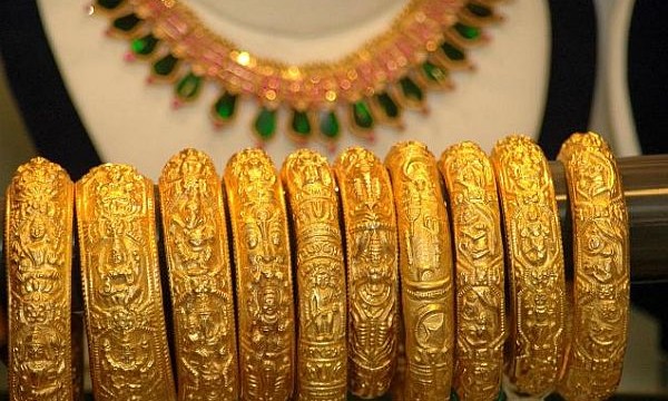 Gold prices fell by Rs. 265 to Rs. 31,625 per ten grams