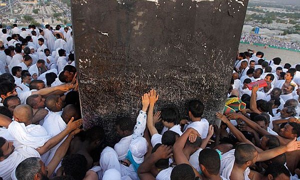 Haj enters final stage with stoning ritual