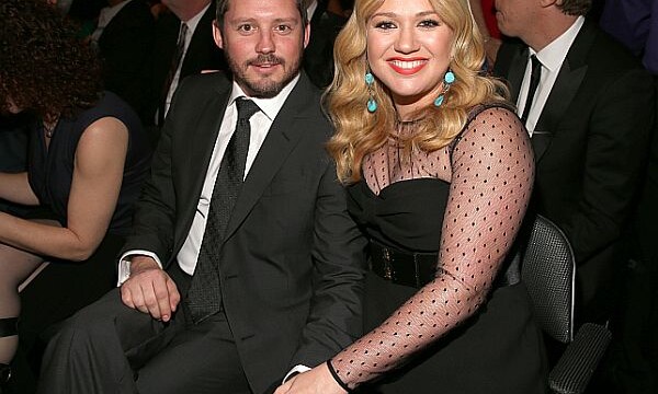 Kelly Clarkson marries Brandon Blackstock