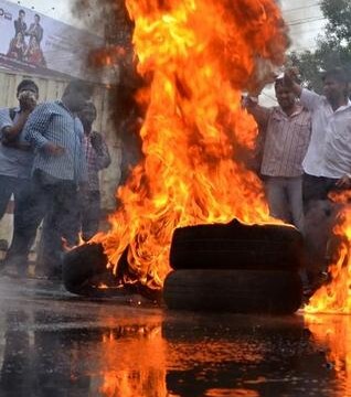 Shutdown in Seemandhra over Telangana hits life