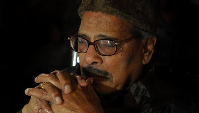 Veteran playback singer Manna Dey dead.