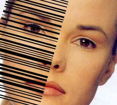 Humans rely on non-facial cues to identify people