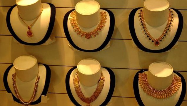 Gold prices gaining up by Rs 220 to Rs 31,720 per ten gram