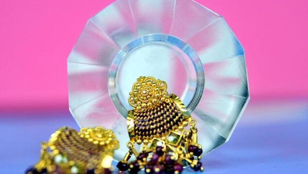 Gold edges lower for sixth session on Fed stimulus worries