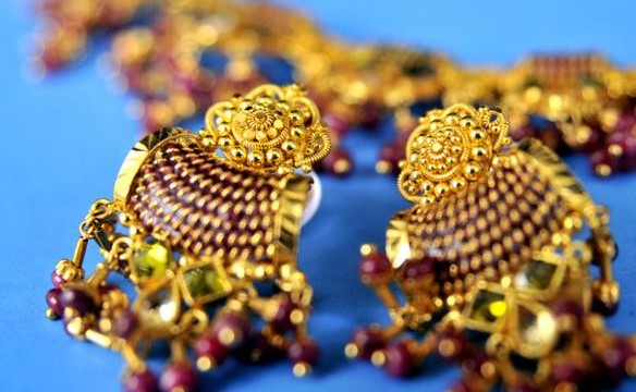 Gold prices falling by Rs. 350 to Rs. 30,900 per ten grams