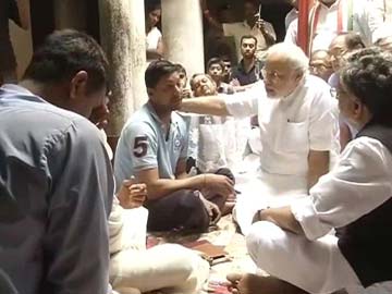 Modi consoles Raj Narain Singh’s family, BJP hands over cheque of Rs. 5 lakh