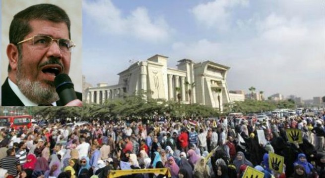 Egyptian President Mohammed Morsi arrives in courtroom for trial.