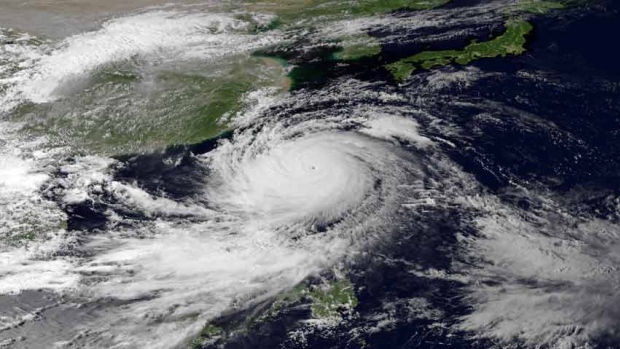 Thousands flee as supertyphoon nears Philippines