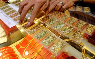 Gold extends gains on sustained buying, firm global cues