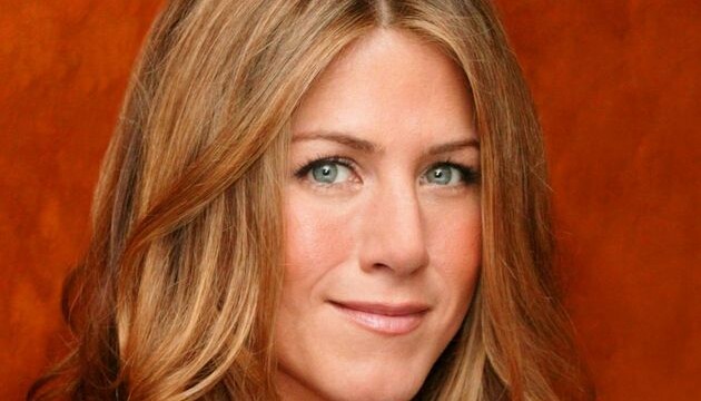 Jennifer Aniston cuts her hair short