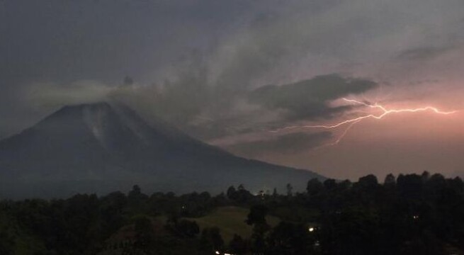 Indonesia's Mount Sinabung, Merapi volcanoes erupt
