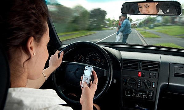 Adults outstrip teens in texting and using phones while driving