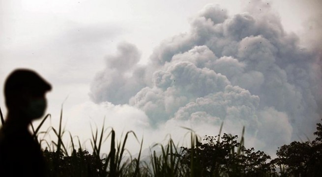 Seven airports still closed in Indonesia after volcano eruption